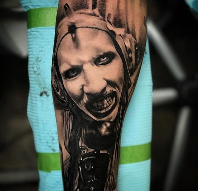 点击大图看下一张：超恐怖的黑灰色现实主义纹身图案来自纹身师乔恩