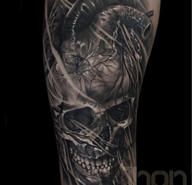 点击大图看下一张：超恐怖的黑灰色现实主义纹身图案来自纹身师乔恩