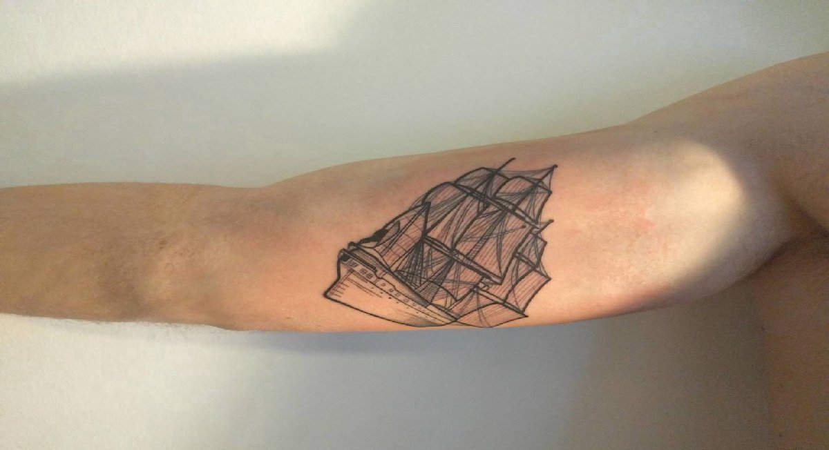 点击大图看下一张：手大臂膀上漂亮的黑灰色帆船纹身图片
