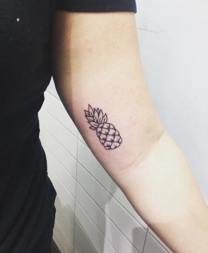 点击大图看下一张：手大臂上简单的黑色小菠萝纹身图片
