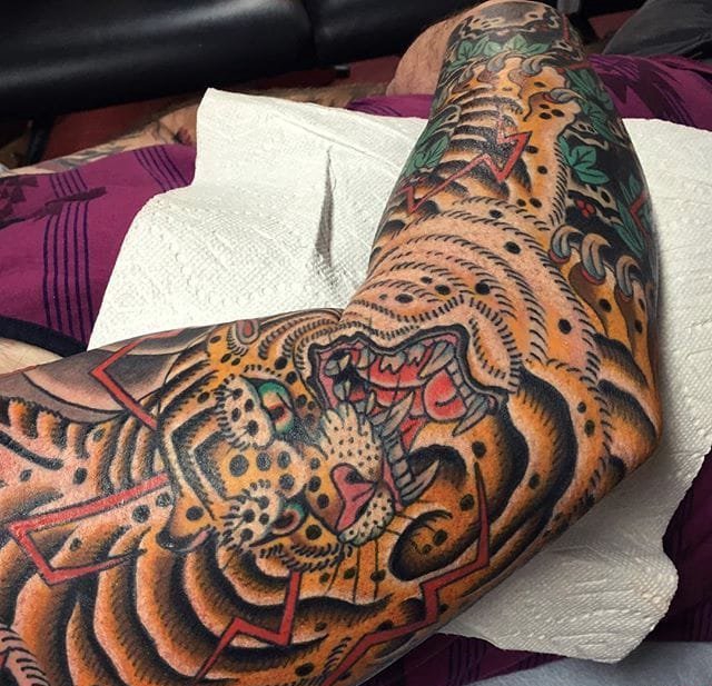 点击大图看下一张：错综复杂和分层设计的传统动物纹身图案