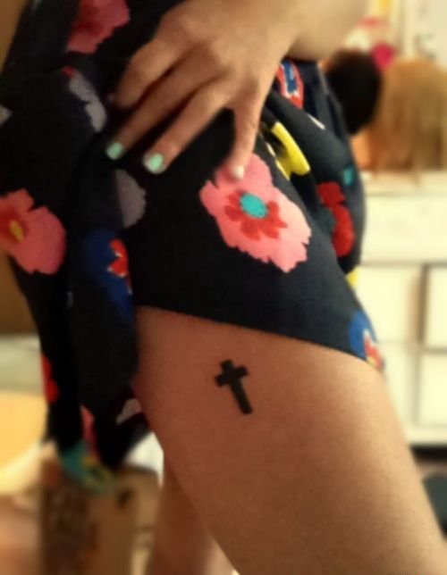 点击大图看下一张：女生喜欢的小清新简约风格十字架纹身图案