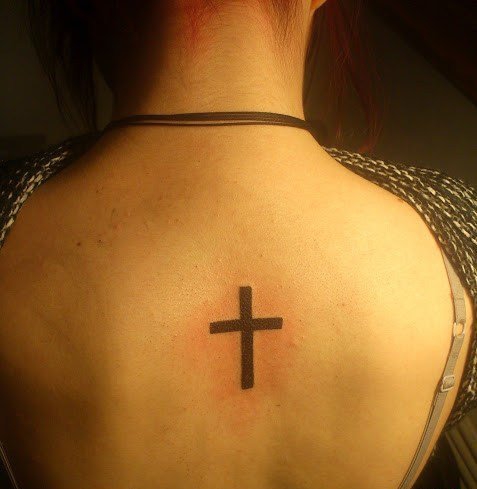 点击大图看下一张：女生喜欢的小清新简约风格十字架纹身图案