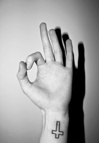 点击大图看下一张:女生喜欢的小清新简约风格十字架纹身图案