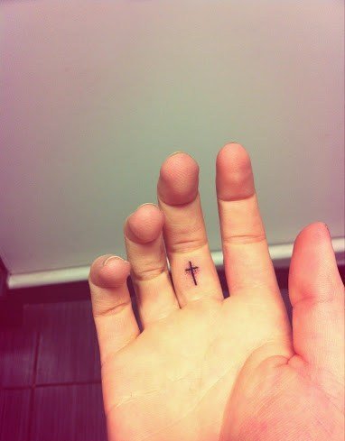 点击大图看下一张：女生喜欢的小清新简约风格十字架纹身图案