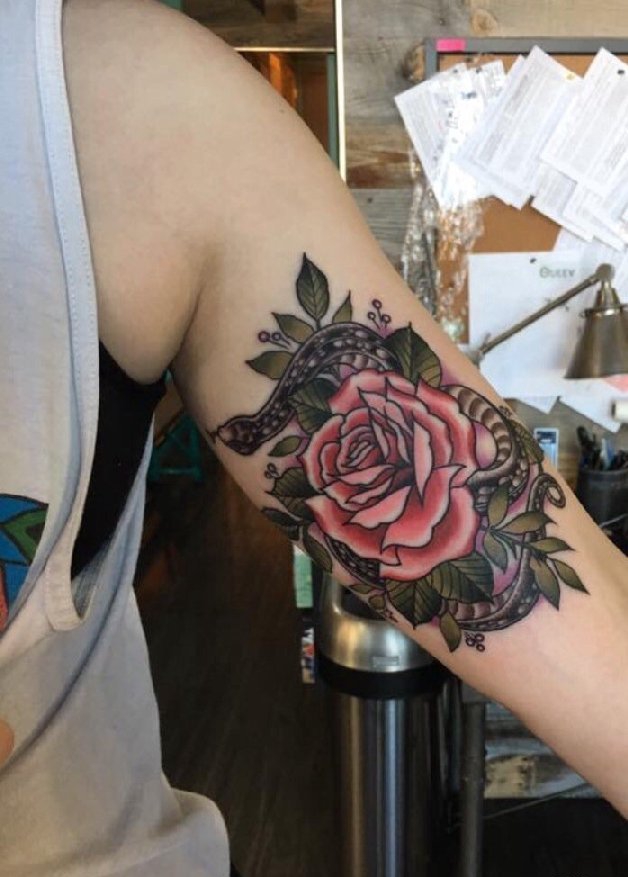 点击大图看下一张：女性左手臂上彩色的蛇和玫瑰花纹身图片女,女生