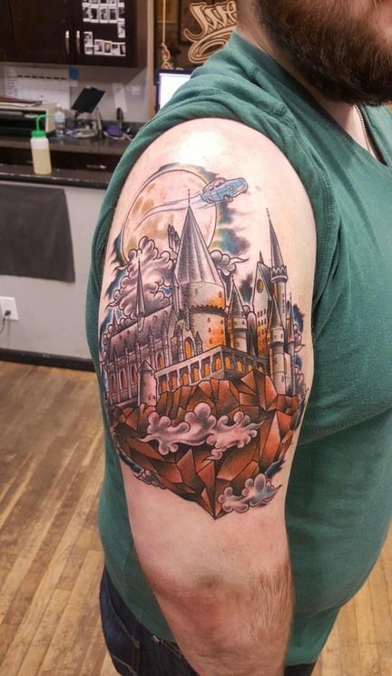 点击大图看下一张：男性右手臂上精致的哈利波特城堡纹身图片