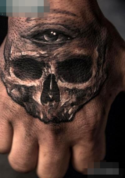 点击大图看下一张：手背上一张个性骷髅纹身图案