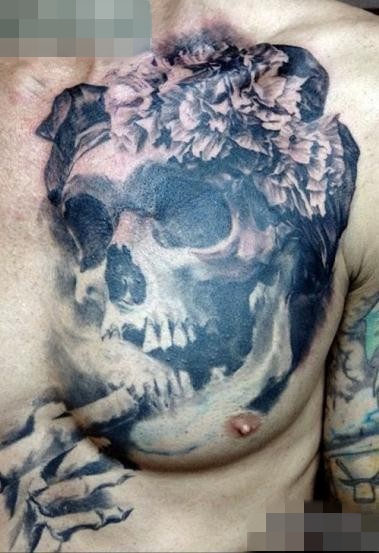 点击大图看下一张：胸口上一张个性骷髅纹身图案