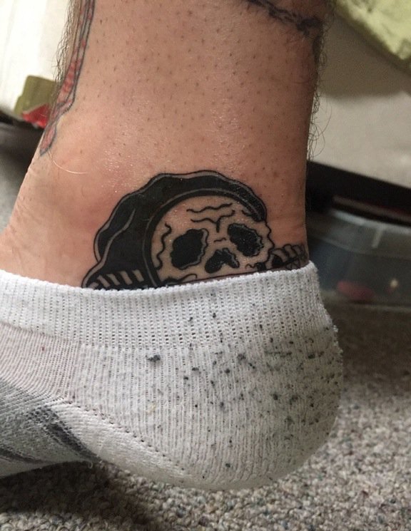点击大图看下一张：男性脚踝上躲藏在袜子里的死神纹身图片来自于凯拉