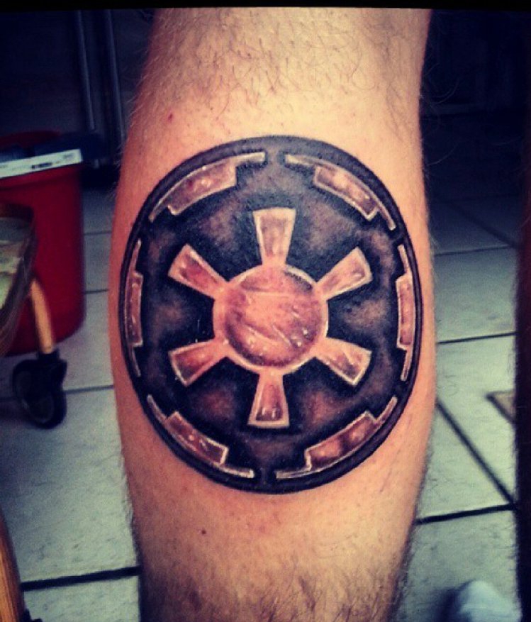点击大图看下一张：小腿上的星球大战银河帝国标志纹身图片
