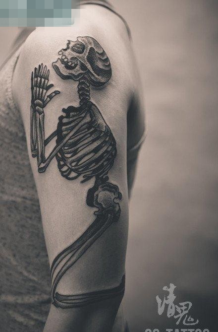 点击大图看下一张：手臂帅气经典的祈祷的骷髅纹身图案