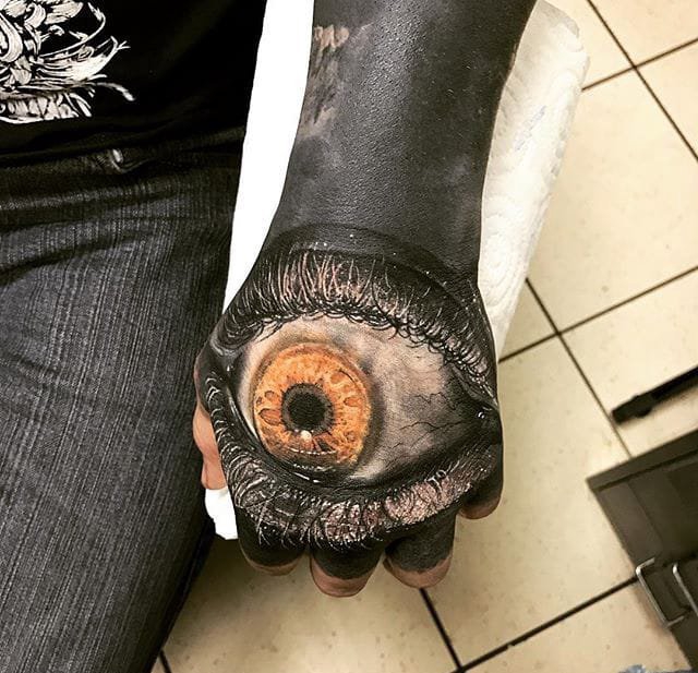 点击大图看下一张：超现实主义的杰作纹身图案来自纹身师桑德里