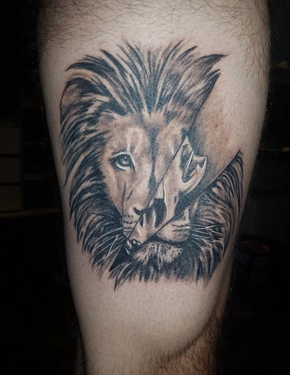 点击大图看下一张：大腿上霸气的狮子头纹身图片