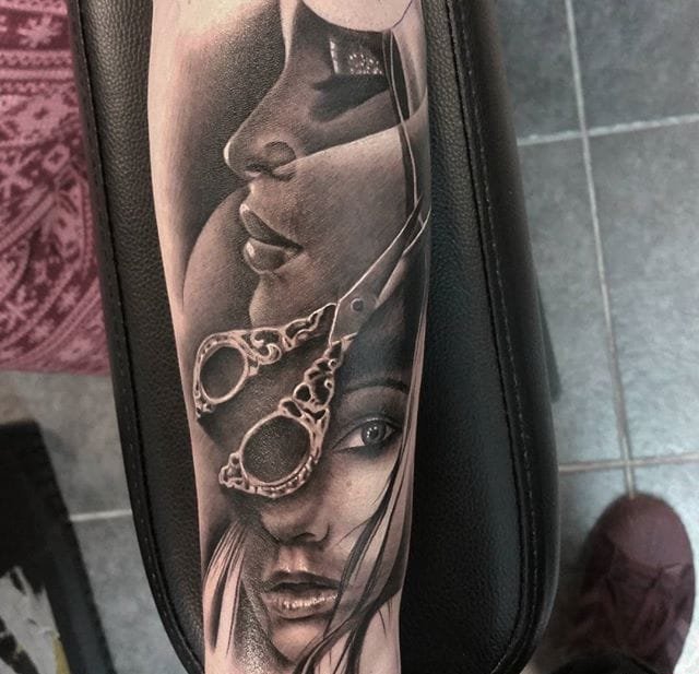点击大图看下一张：黑灰色的人物肖像纹身女人图案来自纹身师雅各布