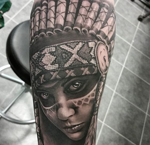 点击大图看下一张：黑灰色的人物肖像纹身女人图案来自纹身师雅各布