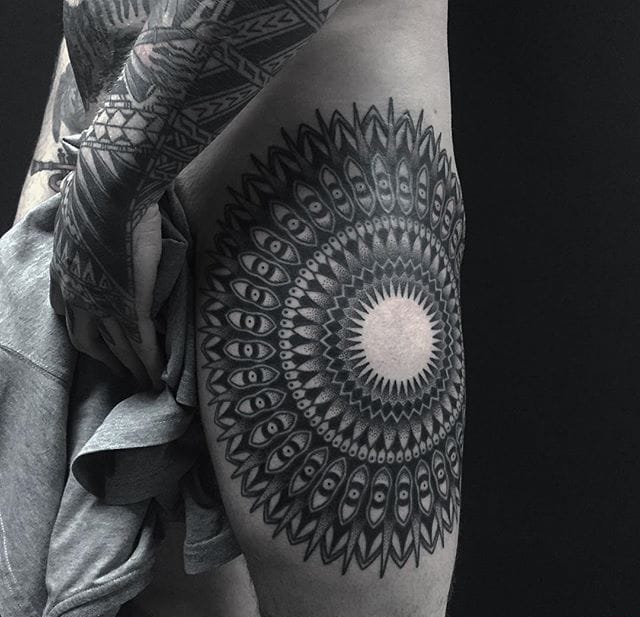 点击大图看下一张：神圣的黑色几何花纹身图案来自于纹身师盖娜