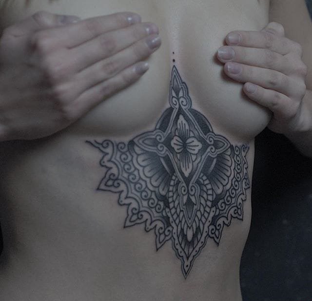 点击大图看下一张：神圣的黑色几何花纹身图案来自于纹身师盖娜
