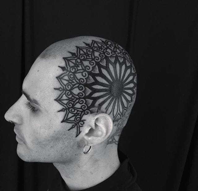 点击大图看下一张：神圣的黑色几何花纹身图案来自于纹身师盖娜