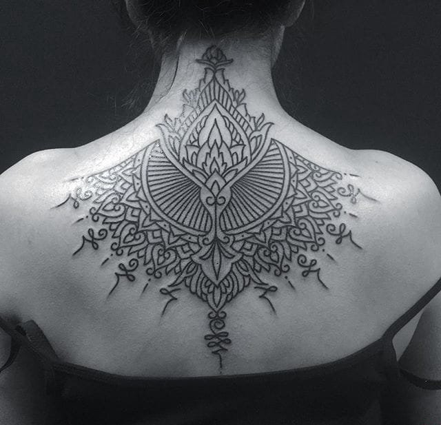 点击大图看下一张：神圣的黑色几何花纹身图案来自于纹身师盖娜