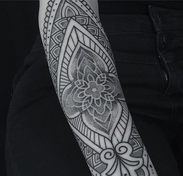 点击大图看下一张：神圣的黑色几何花纹身图案来自于纹身师盖娜