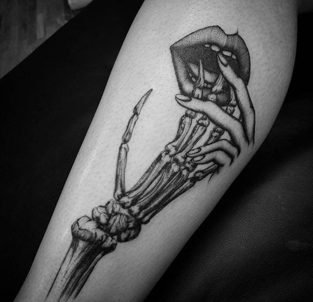 点击大图看下一张：性感的黑灰色花卉纹身图案来自纹身师塔利
