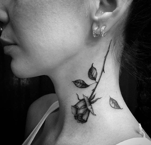 点击大图看下一张：性感的黑灰色花卉纹身图案来自纹身师塔利