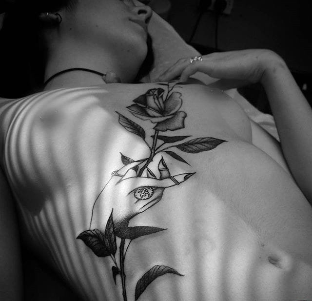 点击大图看下一张：性感的黑灰色花卉纹身图案来自纹身师塔利