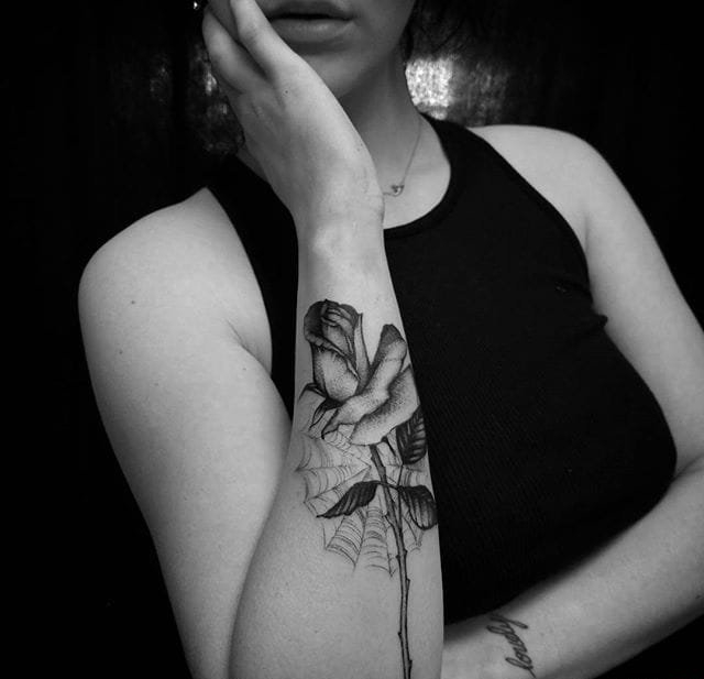 点击大图看下一张：性感的黑灰色花卉纹身图案来自纹身师塔利