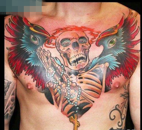 点击大图看下一张：男人前胸超帅很酷的骷髅翅膀纹身图案