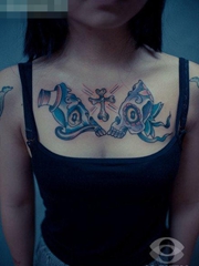 点击大图看下一张：女生胸前一张经典潮流的骷髅纹身图案