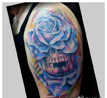 点击大图看下一张：手臂精美很酷的一张骷髅玫瑰纹身图案