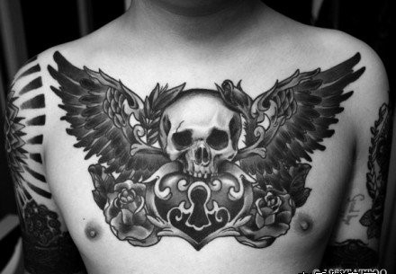 点击大图看下一张：男人前胸很帅经典的骷髅翅膀纹身图案