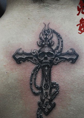 点击大图看下一张：帅气潮流的十字架骷髅纹身图案