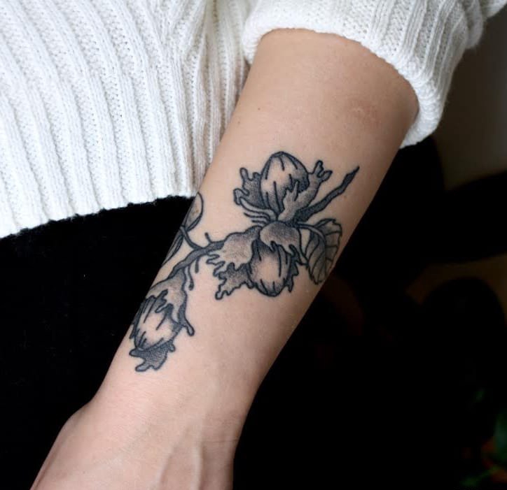点击大图看下一张：黑色的花小图纹身手背小清新纹身图案