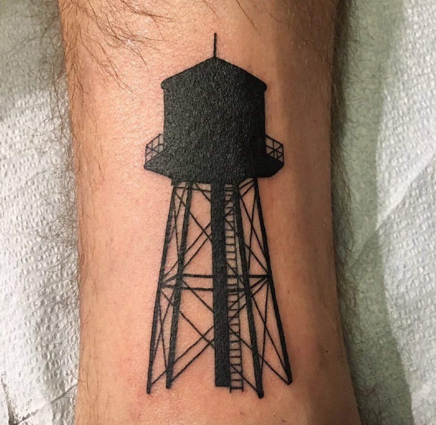 点击大图看下一张：黑色的小腿图腾纹身水塔的建筑物纹身图片
