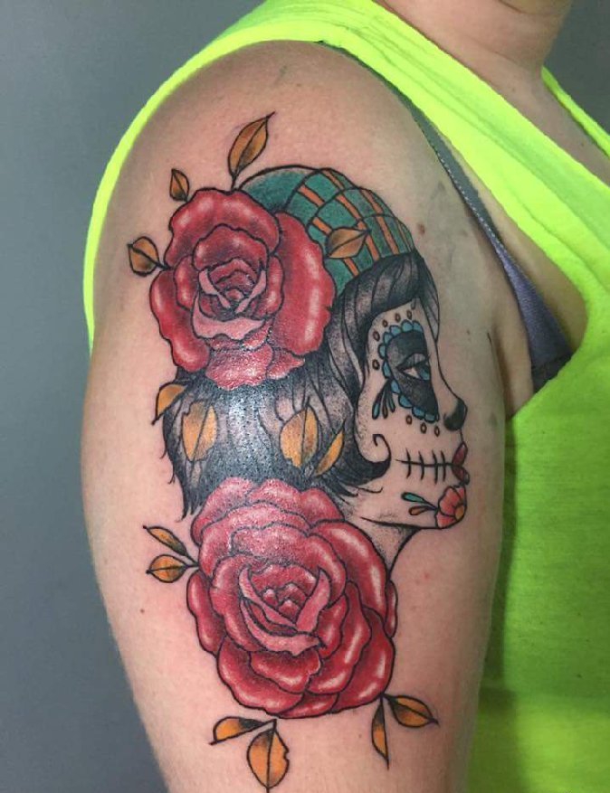 点击大图看下一张：女性右手大臂膀上漂亮的花朵和僵尸女人纹身图片