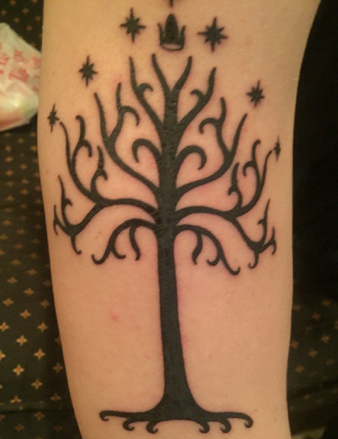 点击大图看下一张：手臂上的黑色树纹身图片