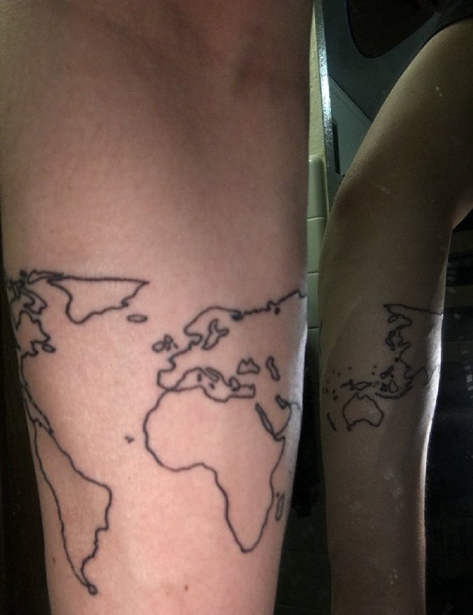 点击大图看下一张：手前臂上的简单的线条世界地图纹身图片
