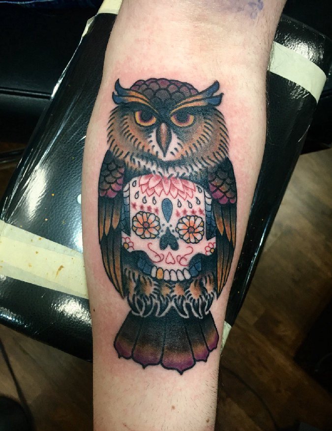 点击大图看下一张：小腿上帅气的彩色猫头鹰纹身动物纹身图片