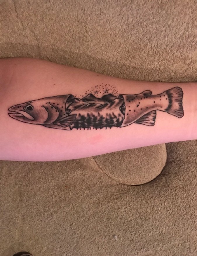 点击大图看下一张：自然风景纹身手臂上黑灰色虹鳟鱼纹身图片