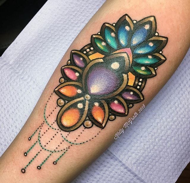 点击大图看下一张：彩色的光芒四射的宝石水晶纹身图案来自凯利