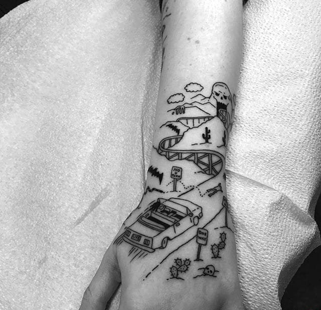 点击大图看下一张：手臂上黑色的线条纹身猫和外星人纹身图案