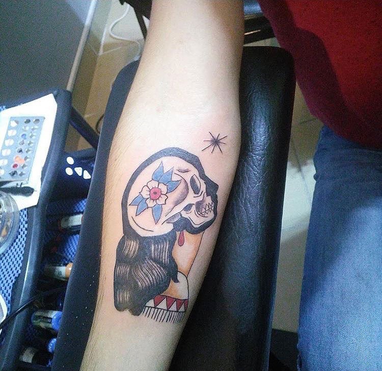 点击大图看下一张：美丽女性身上漂亮的装饰风格骷髅头纹身图案