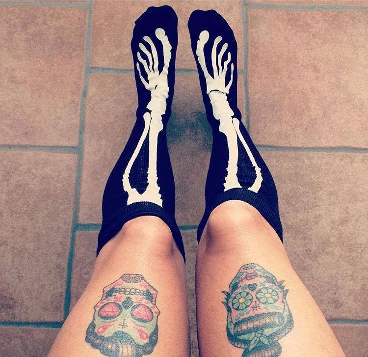 点击大图看下一张:美丽女性身上漂亮的装饰风格骷髅头纹身图案