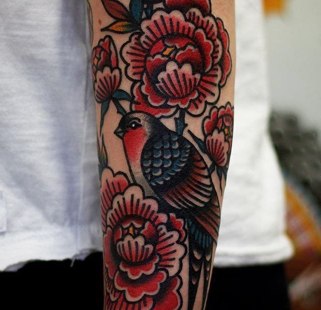 点击大图看下一张：明亮大胆的传统风格植物花和动物图案纹身