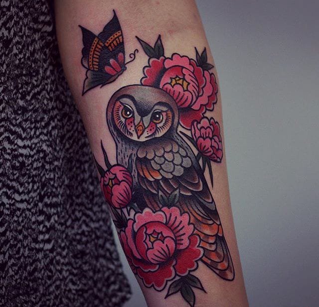 点击大图看下一张:明亮大胆的传统风格植物花和动物图案纹身