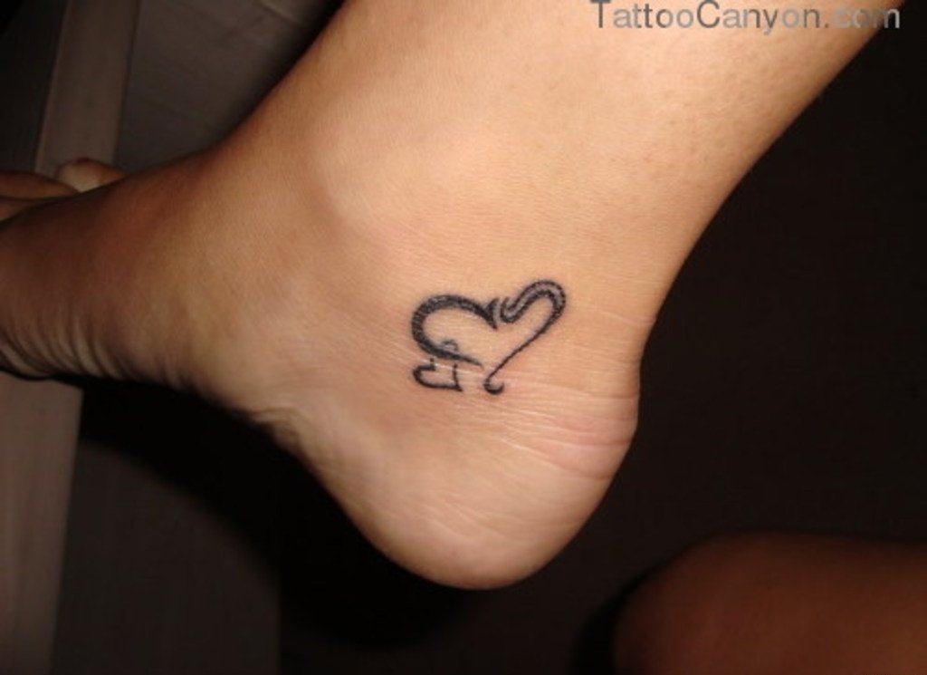 点击大图看下一张：女孩喜欢的清新可爱的小图腾纹身图案