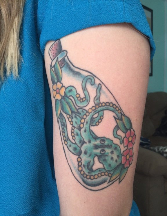 点击大图看下一张：女性左手臂上漂流瓶里的绿色章鱼和花纹身图片