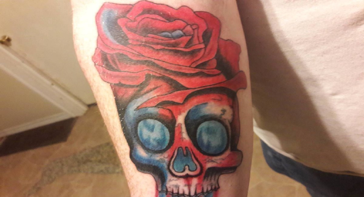 点击大图看下一张：手臂上的红艳玫瑰花骷髅头纹身图片